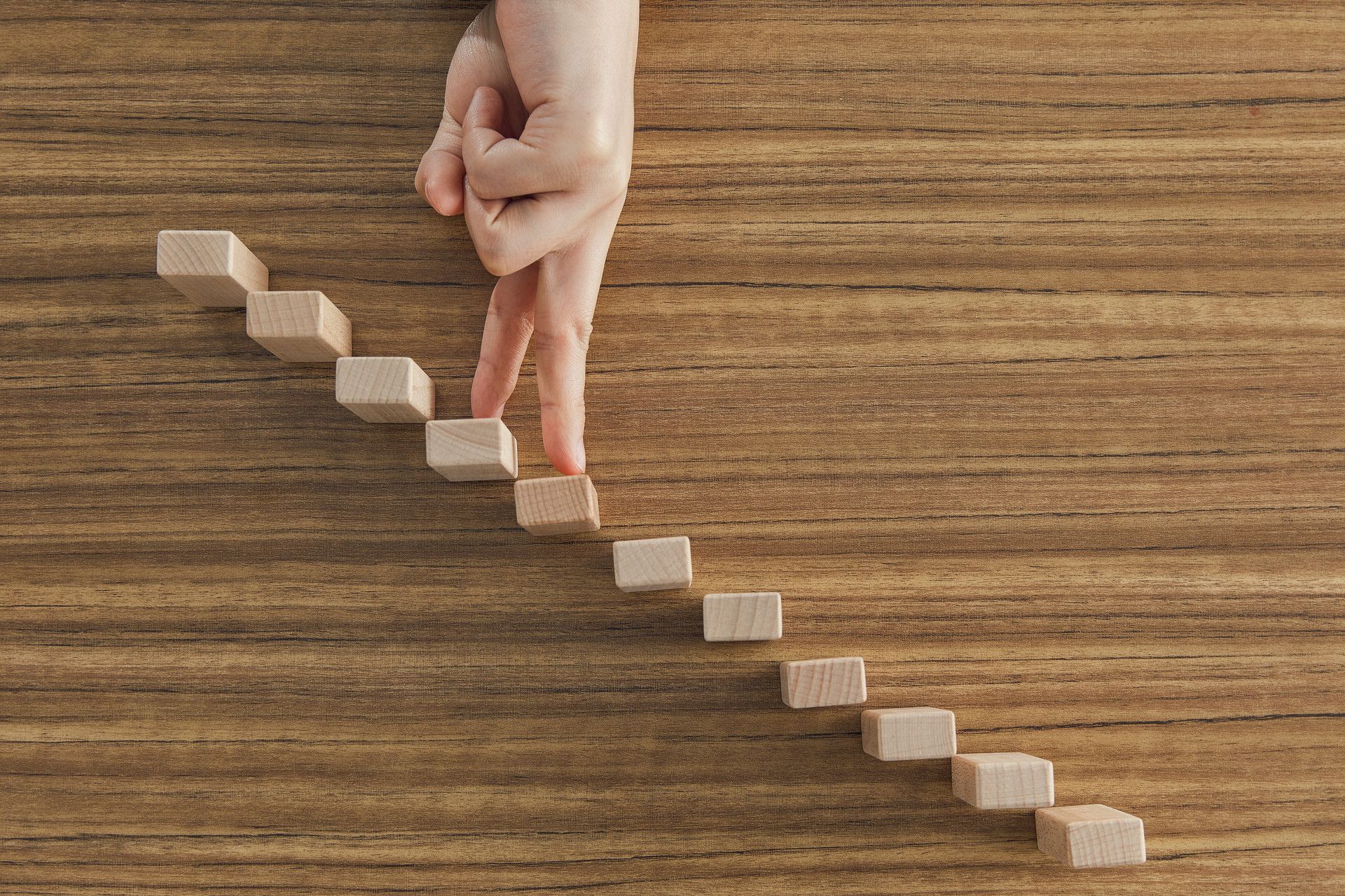 攝圖網_501574257_banner_商務男士用手指爬積木（企業商用）