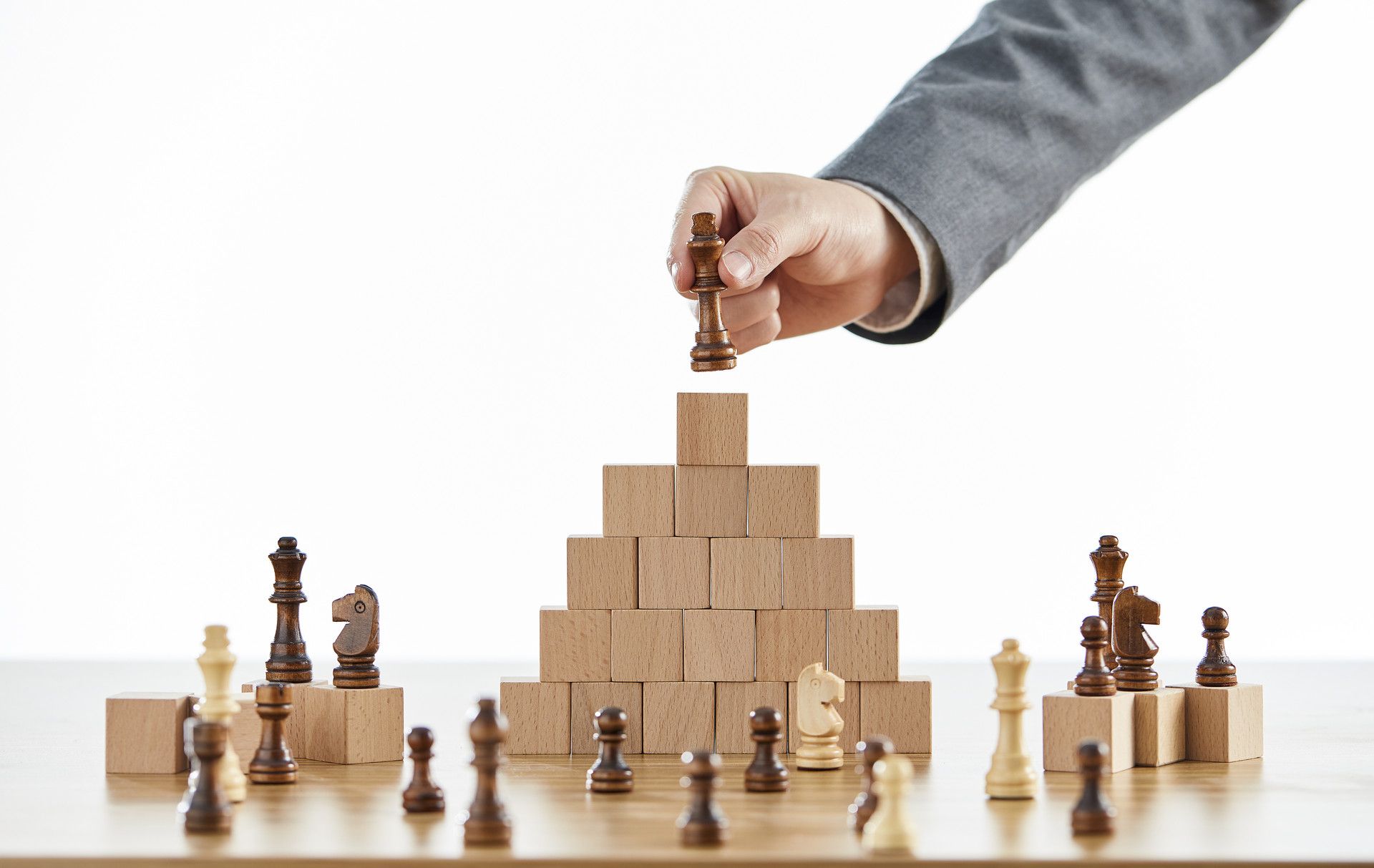 攝圖網_501574042_banner_商務男士手拿國際象棋（企業商用）